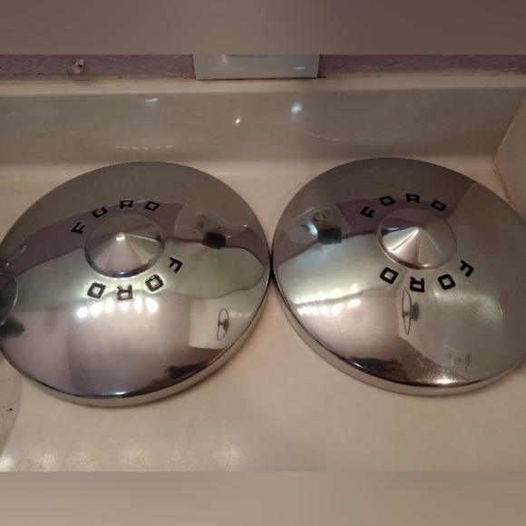 Ford Chrome Hubcaps - Picture 3 of 3